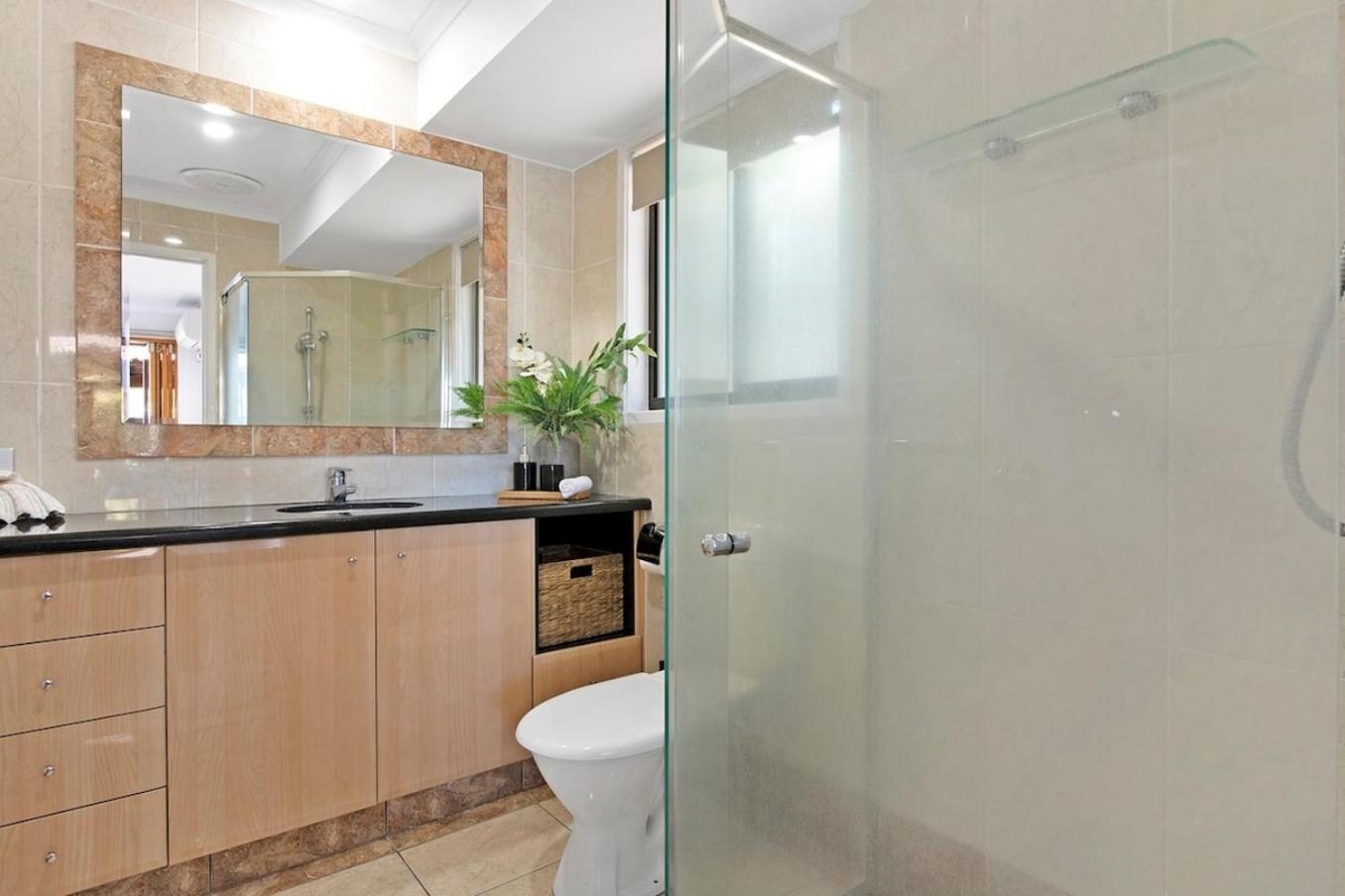Sandy Shores - Large Family Retreat Holiday home Gold Coast